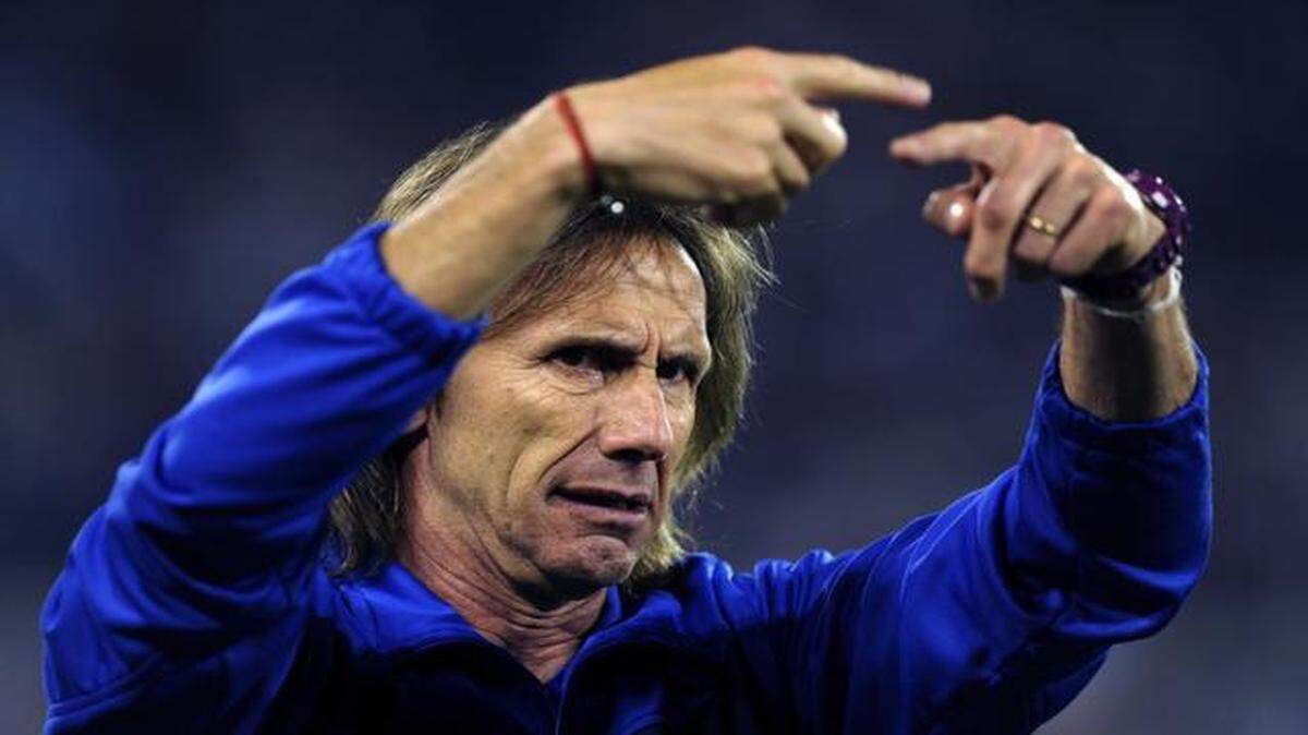 
El técnico argentino Ricardo Gareca da indicaciones durante su paso por el club Velez Sarsfield, en febrero de 2012.
