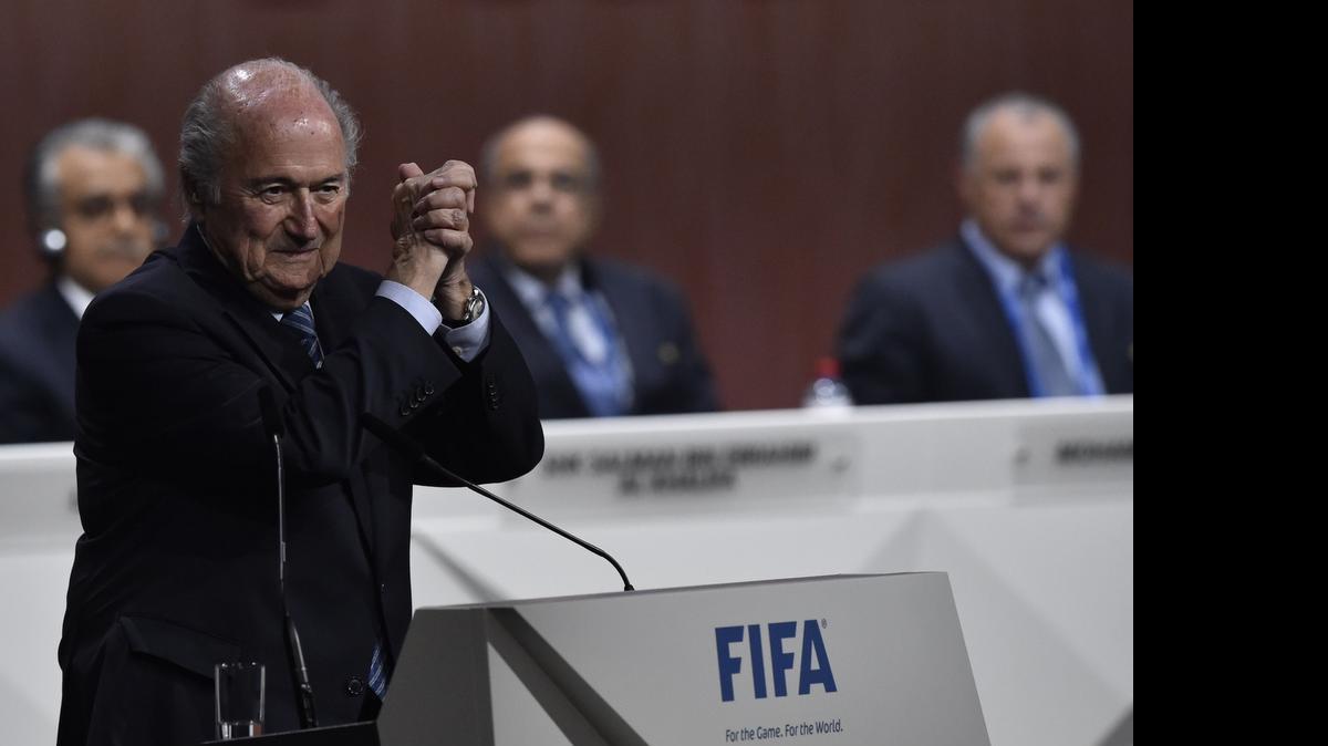 
El presidente de la FIFA, Sepp Blatter festeja tras haber sido reelegido.
