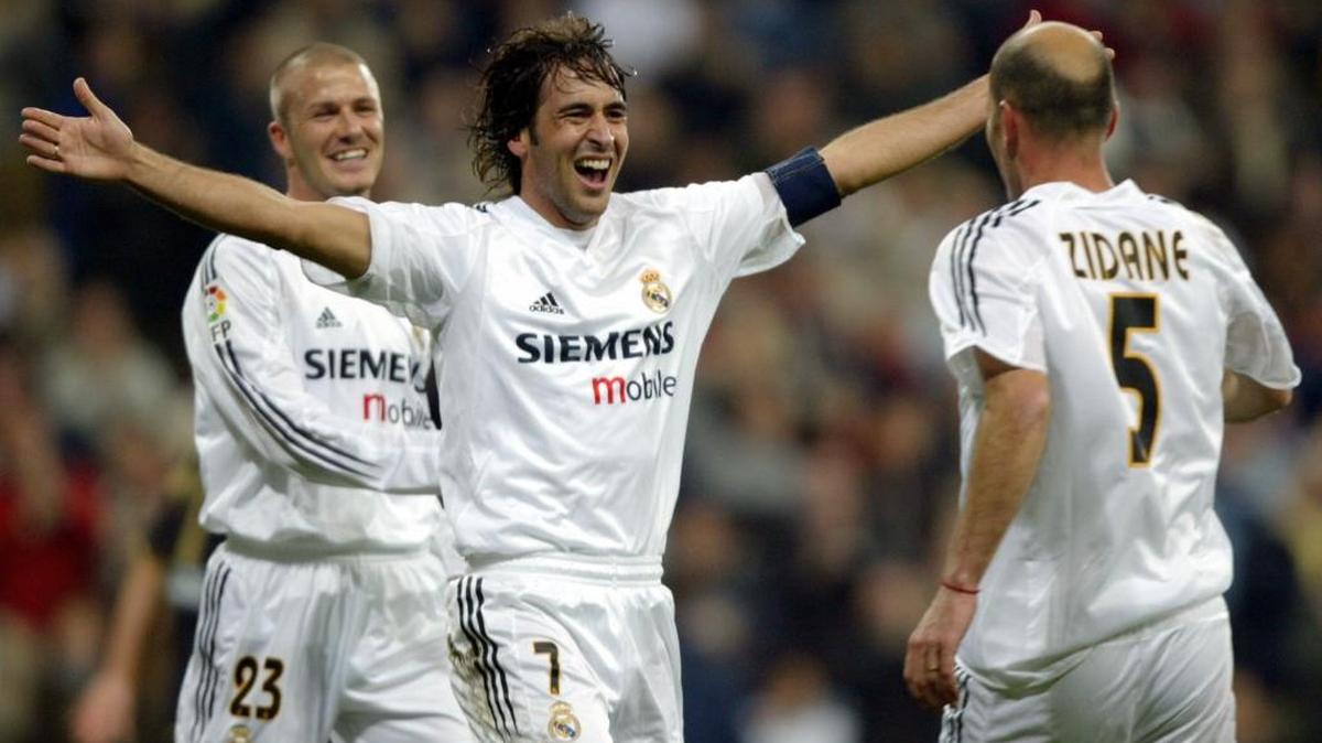 
Raúl abre los brazos para celebrar un gol del Real Madrid contra el Albacete. Aparecen Zinedine Zidane (der.) y David Beckham, en el estadio Santiago Bernabéu en Madrid, el 14 de noviembre del 2004.
