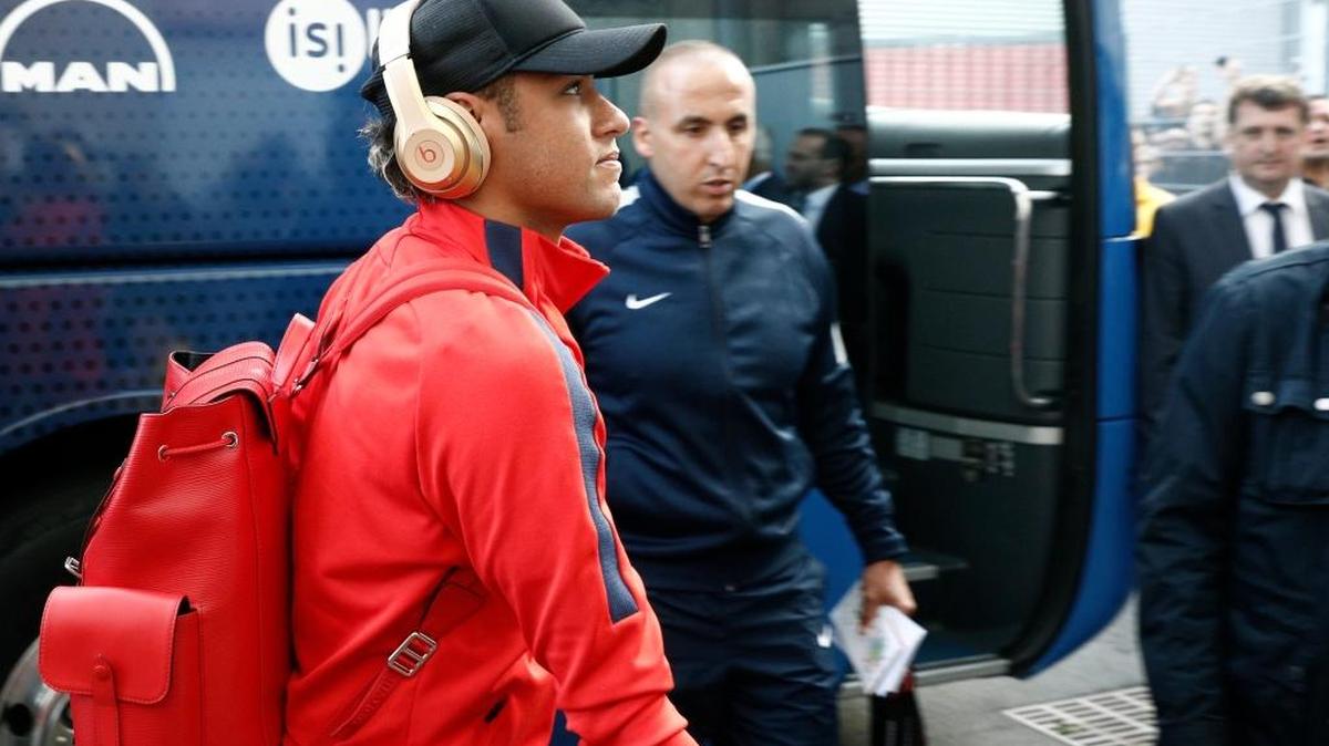 Neymar bajo del bus que llevó al equipo del Paris Saint-Germain's Neymar para su partido del domingo.
