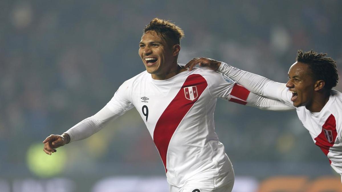 El peruano Paolo Guerrero celebra un gol con su compañero Andre Carrillo, el 3 de julio de 2015, en la Copa América en Concepción, Chile.