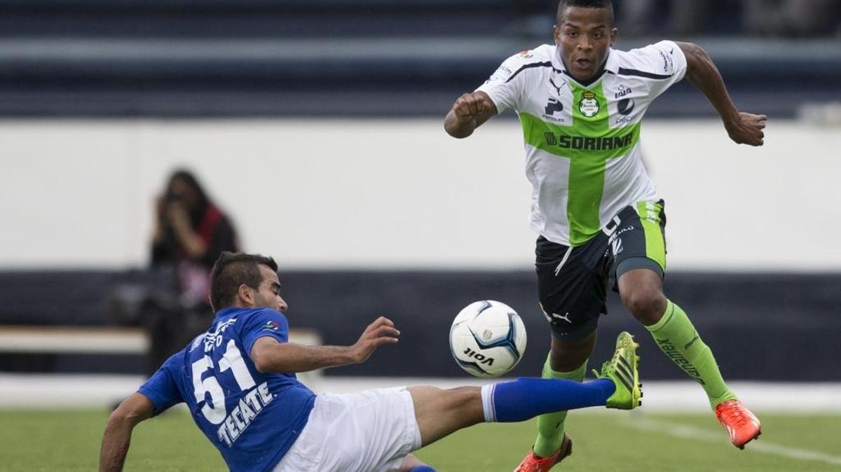 Andrés Renteria del Santos Laguna intenta eludir a Rodolfo Espinoza de Cruz Azul, durante un partido del torneo Apertura. El Santos está buscando talento en Cuba.