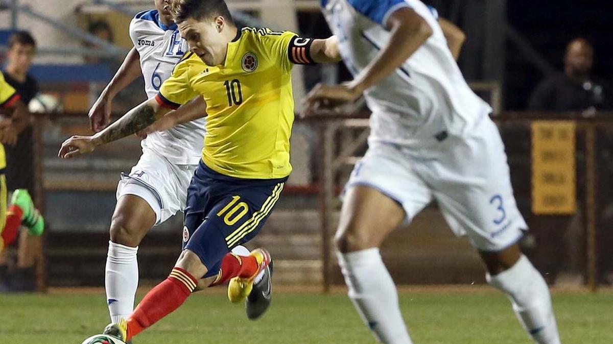 Juan Fernado Quintero (#10), de Colombia, dispara a puerta ante la llegada de Bryan Acosta #6 y Marcelo Pereira (#3), de Honduras, el sábado en el Lockhart Stadium.