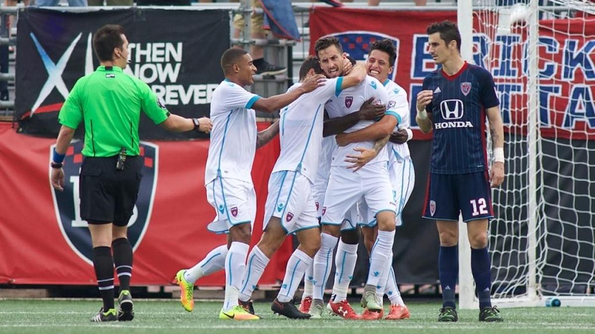 Vincenzo Rennella (centro), del Miami FC, es felicitado por sus compañeros tras abrir la cuenta en el partido contra el Indy Eleven, el sábado 20 de mayo del 2017 en Indianápolis.