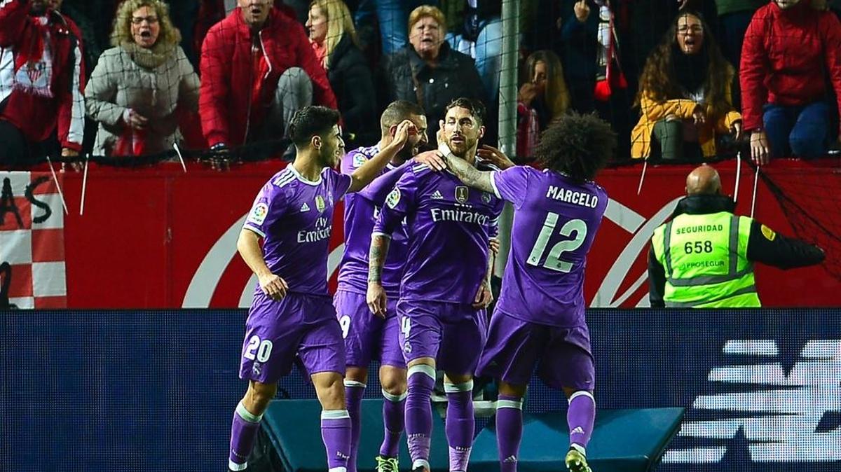 Sergio Ramos (centro) Marcos Asencio (i), Karin Benzema, autores de los goles del Madrid contra Sevilla celebran junto a Marcelo (d) el gol de Ramos.