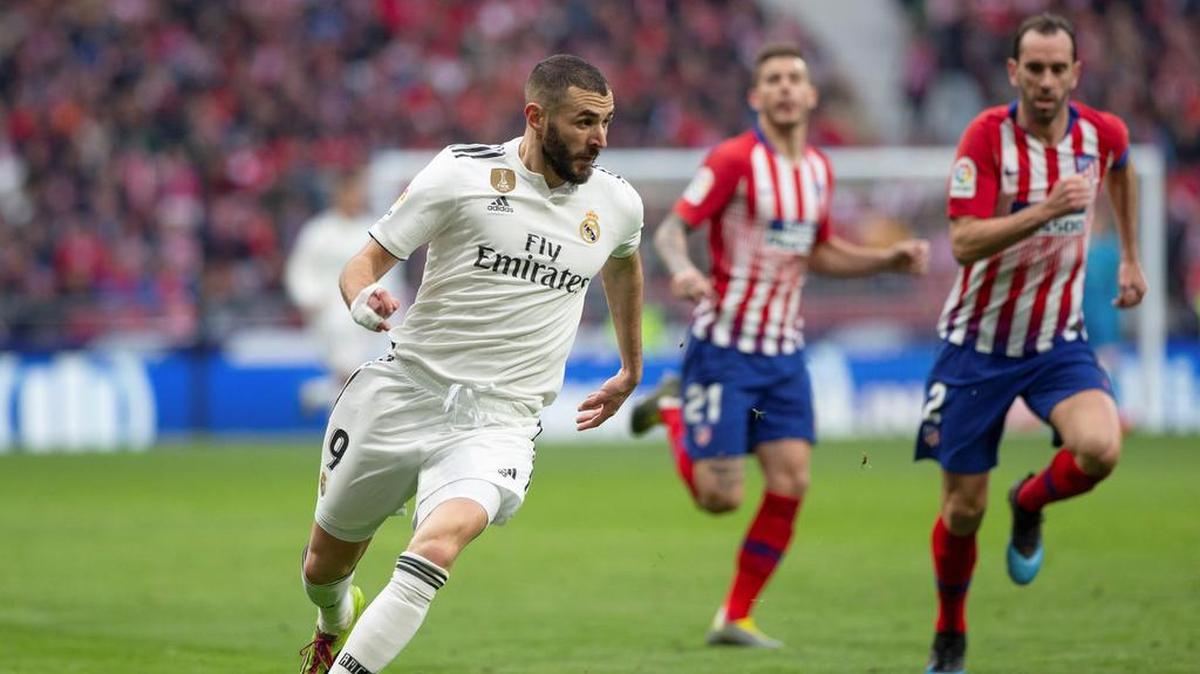 El delantero del Real Madrid Karim Benzema controla el balón ante la defensa del Atlético de Madrid, el 9 de febrero de 2019.