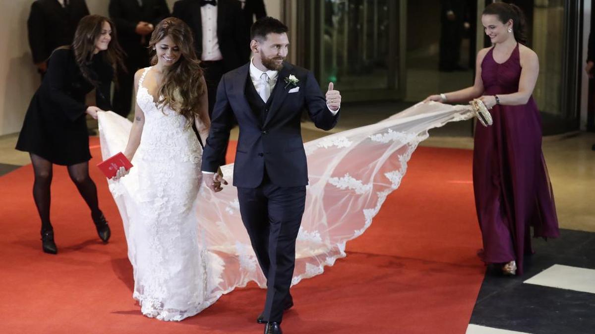 Lionel Messi y Antonela Roccuzzo caminan en la boda celebrada el 30 de junio del 2017 en Rosario, Argentina.