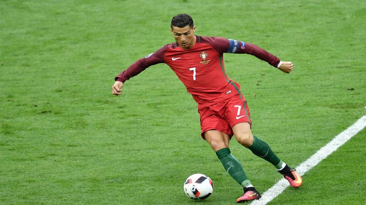 El capitán de Portugal Cristiano Ronaldo conduce el balón en la final de la Euro ante Francia, el 11 de julio del 2016 en París.