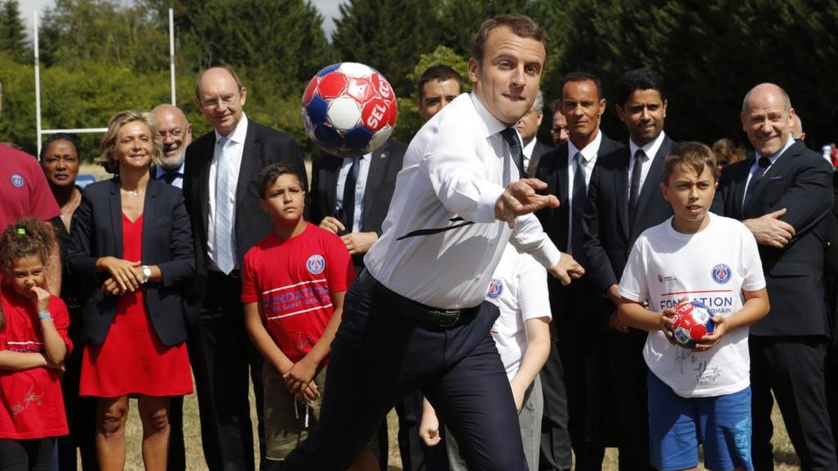 El presidente francés Emmanuel Macron durante la visita a un centro recreativo para niños en Moisson, al oeste de París, el 3 de agosto de 2017.