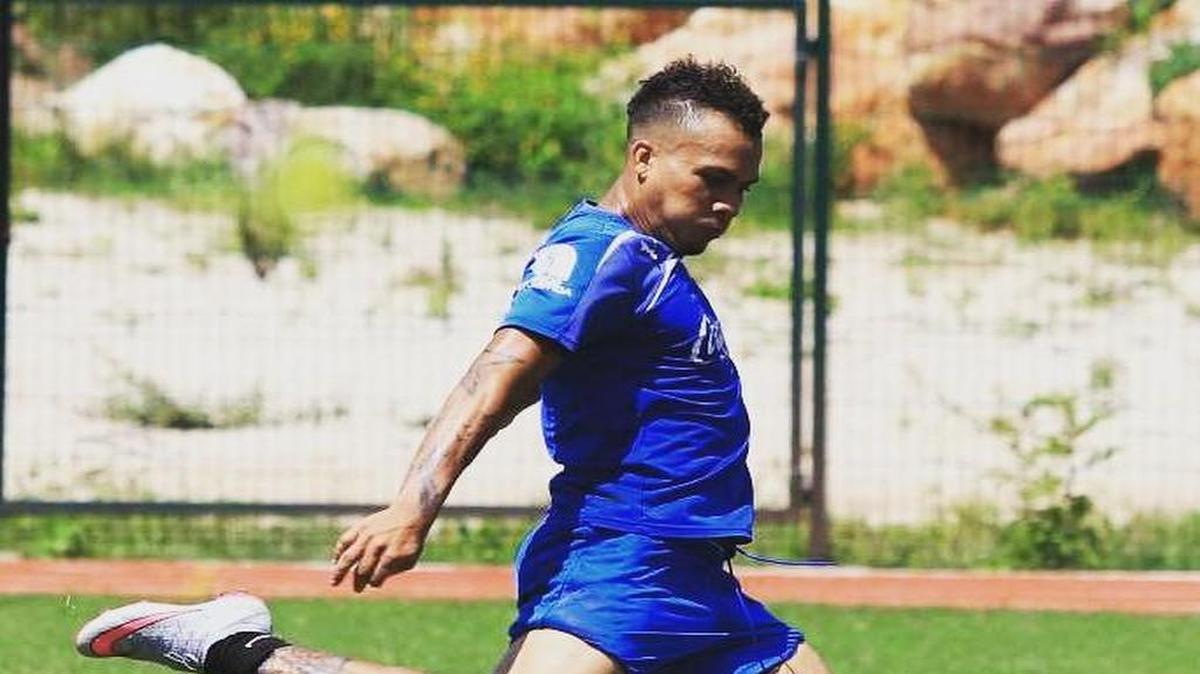 El centrocampista de la selección de fútbol de Honduras Arnold Peralta, de 26 años, fue asesinado la tarde del jueves a tiros por desconocidos en el caribeño puerto de La Ceiba, informó la policía.