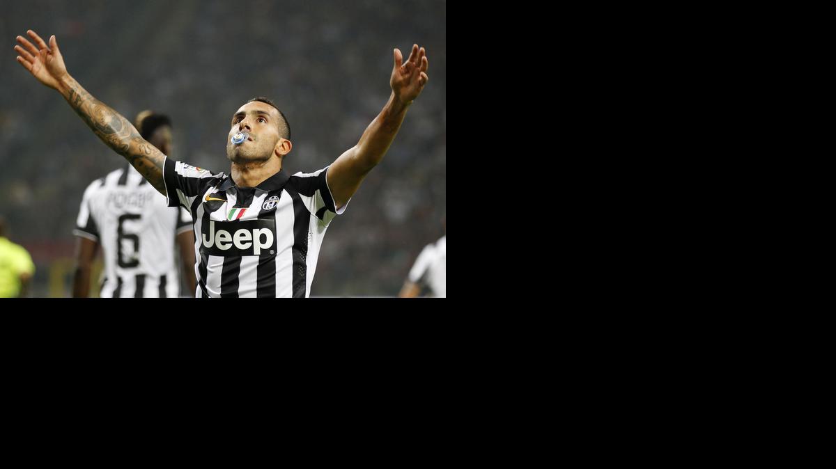 
El argentino Carlos Tevez, de la Juventus, celebra un gol contra el Milan el 20 de septiembre.
