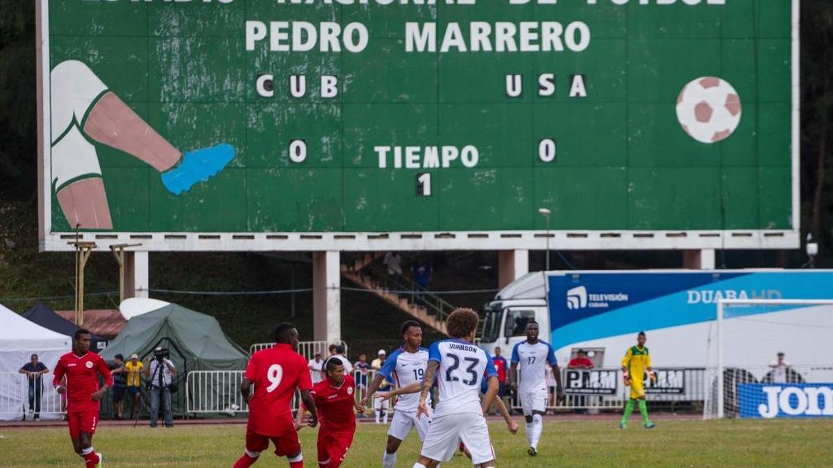 Los seleccionados de fútbol de Cuba y Estados Unidos disputan el balón en el partido de buena voluntad, el viernes en el Estadio Pedro Marrero, en La Habana. Desde 1947, ambas escuadras no se enfrentaban en la capital antillana.