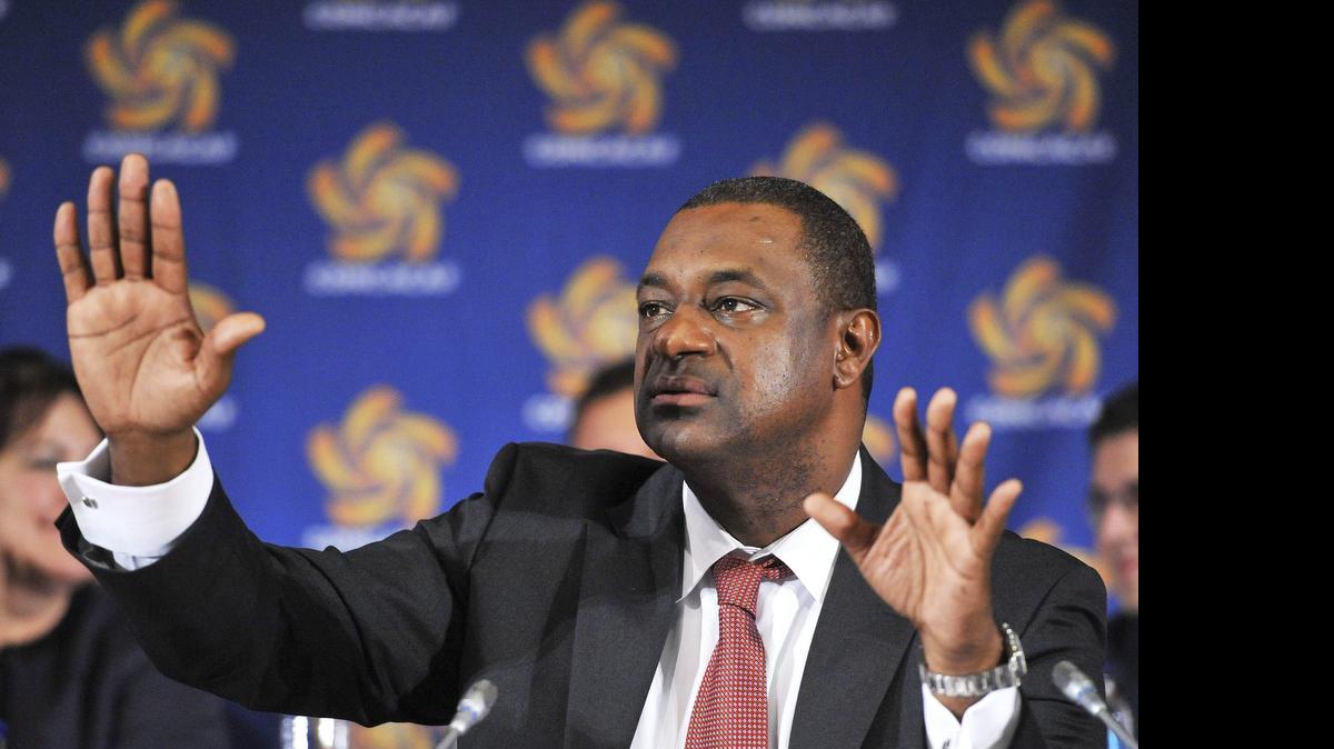 
 Imagen de archivo fechada el 23 de mayo de 2012 que muestra al nuevo presidente de la Confederación del Norte, Centroamérica y Caribe de Fútbol (Concacaf) en un congreso de la FIFA en Budapest (Hungría). La policía suiza extraditó a Webb a Estados Unidos hoy, 16 de julio de 2015, tras el arresto de los concidos como "siete de la FIFA" por un caso de blanqueo de capitales y soborno. 
