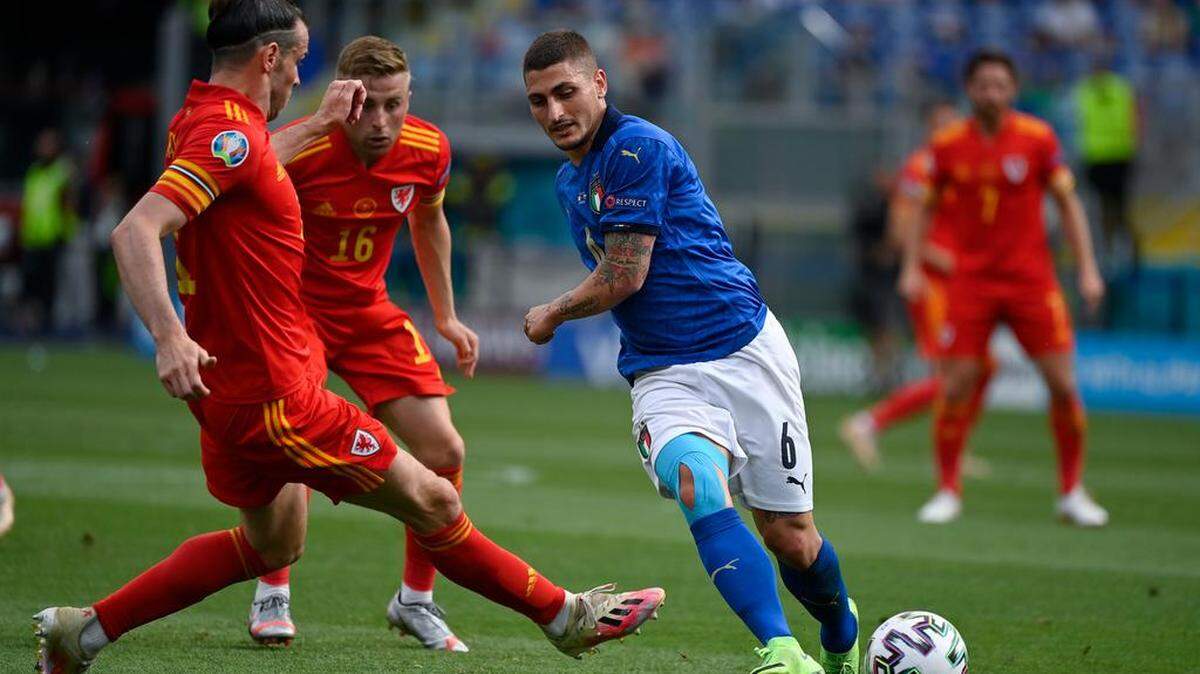 El italiano Marco Verratti supera al galés Gareth Bale durante el partido del grupo A del campeonato de fútbol de la Euro 2020 entre Italia y Gales, en el estadio olímpico de Roma, el domingo 20 de junio de 2021.