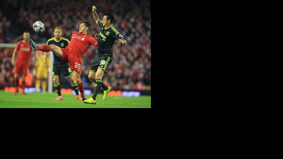 
El jugador del Liverpool Adam Lallana (centro) , controla el balón ante Lee Tomlin del Middlesbrough.


