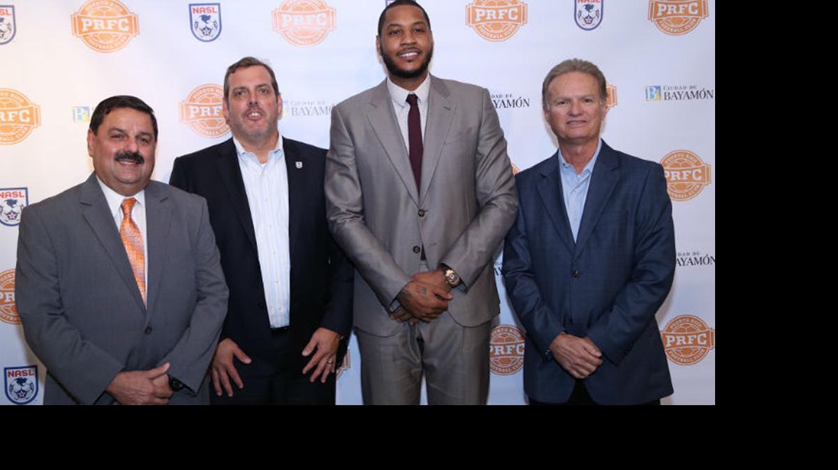 
El comisionado de la NASL Bill Peterson (2do desde la izq.) junto a Carmelo Anthony (der.), el jueves en Bayamón, Puerto Rico.
