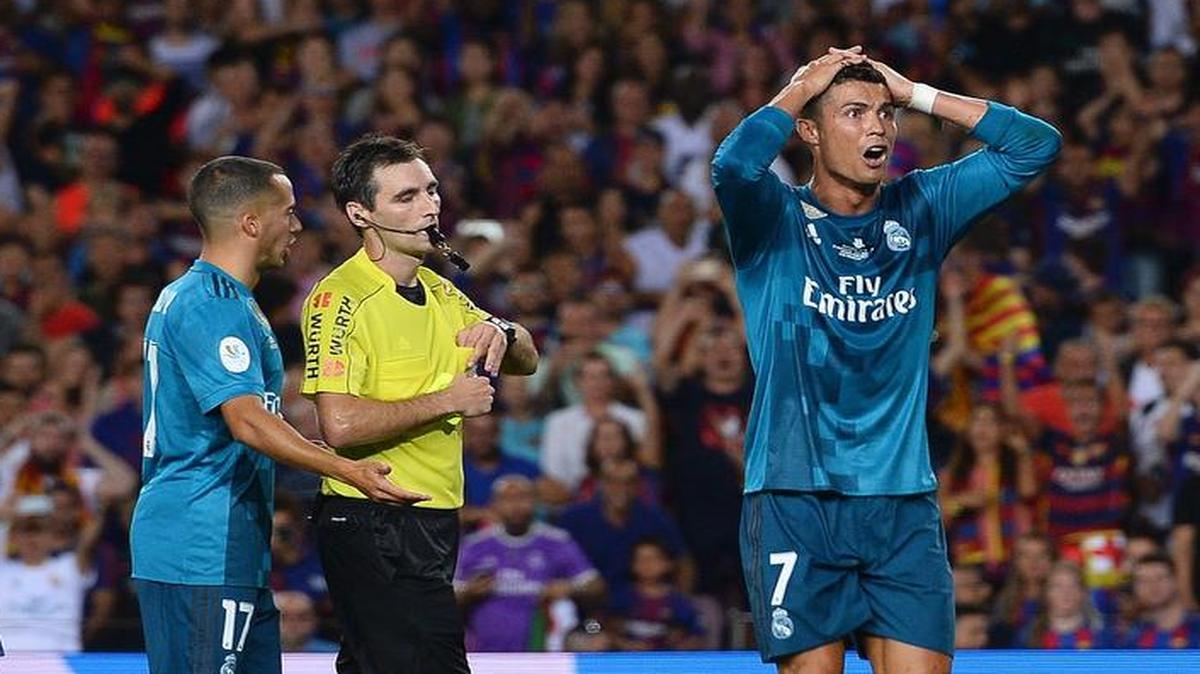 El delantero portugués del Real Madrid Cristiano Ronaldo reacciona tras ser expulsado anoche durante el partido de ida de la Supercopa de España disputado en el Camp Nou de Barcelona.