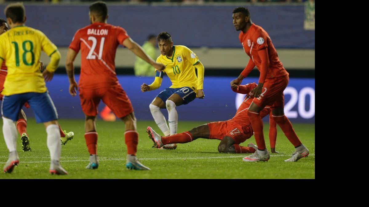 
Neymar cruza la bola de manera perfecta para que su compañero Douglas Costa (no está en la foto) anote el gol de Brasil contra Perú, el domingo.
