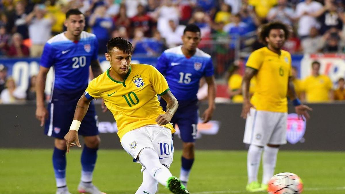 
Neymar tira un penal por Brasil contra Estados Unidos el 8 de septiembre del 2015, en un partido amistoso en Foxboro, Massachusetts.
