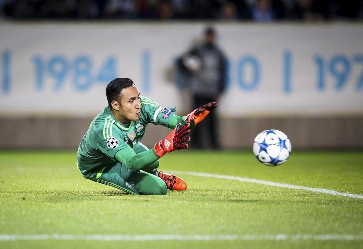 El portero costarricense del Real Madrid, Keylor Navas para un balón durante el partido de Liga de Campeones entre el Malmoe y el Real Madrid disputado en el Malmö Stadion en Malmoe, Suecia hoy 30 de septiembre de 2015. Real Madrid ganó 2-0 con doblete de Ronaldo.