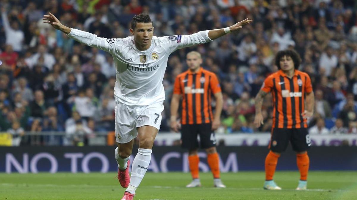 
El delantero del Real Madrid Cristiano Ronaldo celebra uno de sus tres goles en el triunfo de los merengues 4-0 ante el Shakhtar Donetsk, el 15 de septiembre del 2015 en el estadio Santiago Bernabéu de Madrid.
