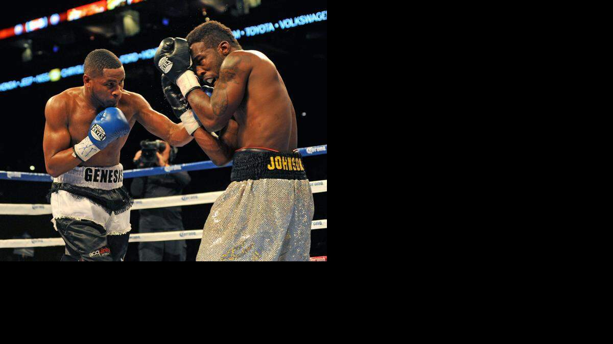 
El cubano Yudel Johnson (izq.) lanza un golpe a Dashon Johnson en la pelea celebrada el 12 de enero del 2013 en Sunrise, Florida.



