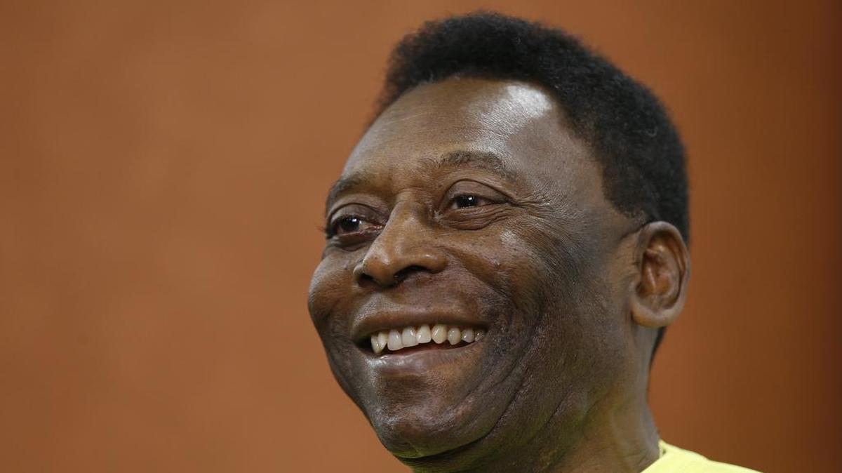 
El legendario exfutbolista brasileño Pelé viajará a Cuba por primera vez para asistir al “histórico” partido que disputarán el próximo martes en La Habana el club Cosmos de Nueva York y la selección de la isla, anunció este jueves un responsable deportivo local. 
