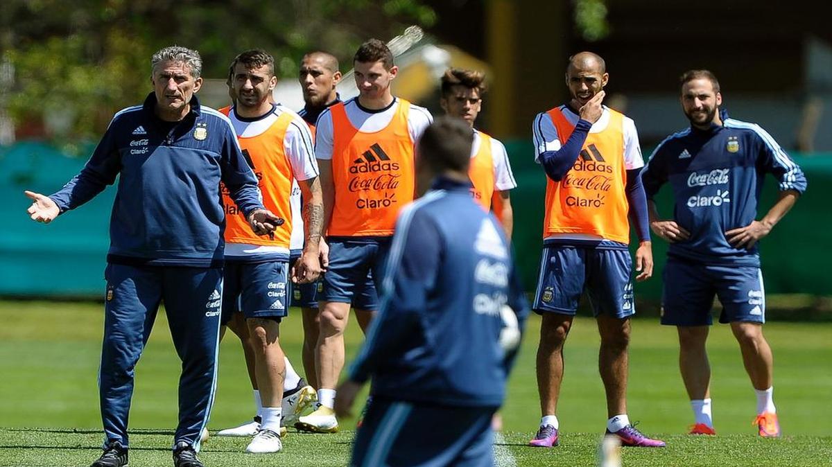El extécnico de Argentina Edgardo Bauza (izq.) conversa con  los jugadores de la selección en un entrenamiento el 10 de octubre del 2016.
