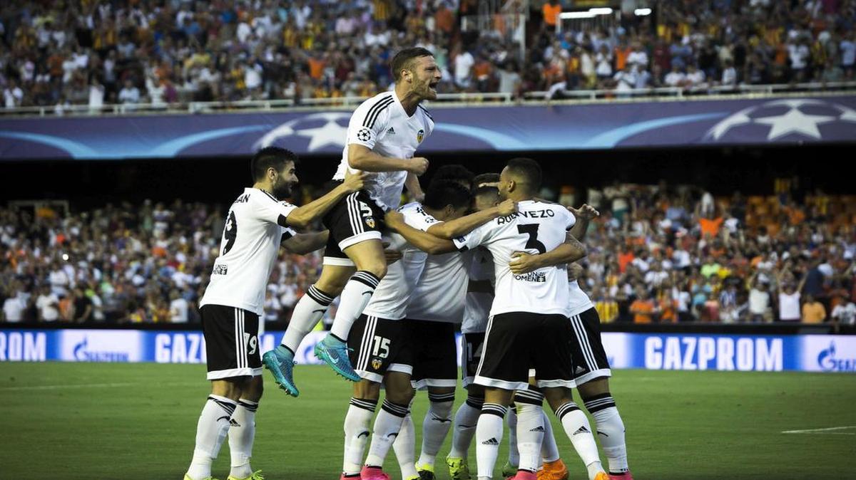 
Los jugadores de Valencia celebran un gol en la victoria 3-1 ante el Mónaco en el partido de ida de su serie por las eliminatorias que clasifican a la fase de grupos de la Liga de Campeones.
