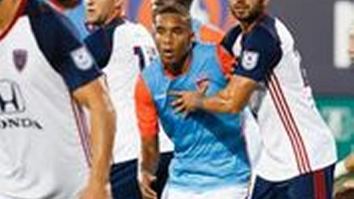 El brasileño Stefano Pinho, del Miami FC, busca un espacio contra el Indy Eleven, la noche del sábado 12 de agosto del 2017 en el Riccardo Silva Stadium (FIU).
