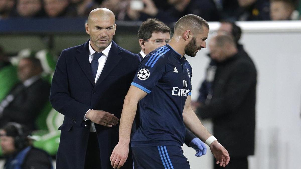 El técnico del Real Madrid Zinedine Zidane (der.) mira a Karim Benzema cuando abandona el campo de juego en el partido contra el Wolfsburgo, el miércoles 6 de abril del 2016, en la Liga de Campeones.