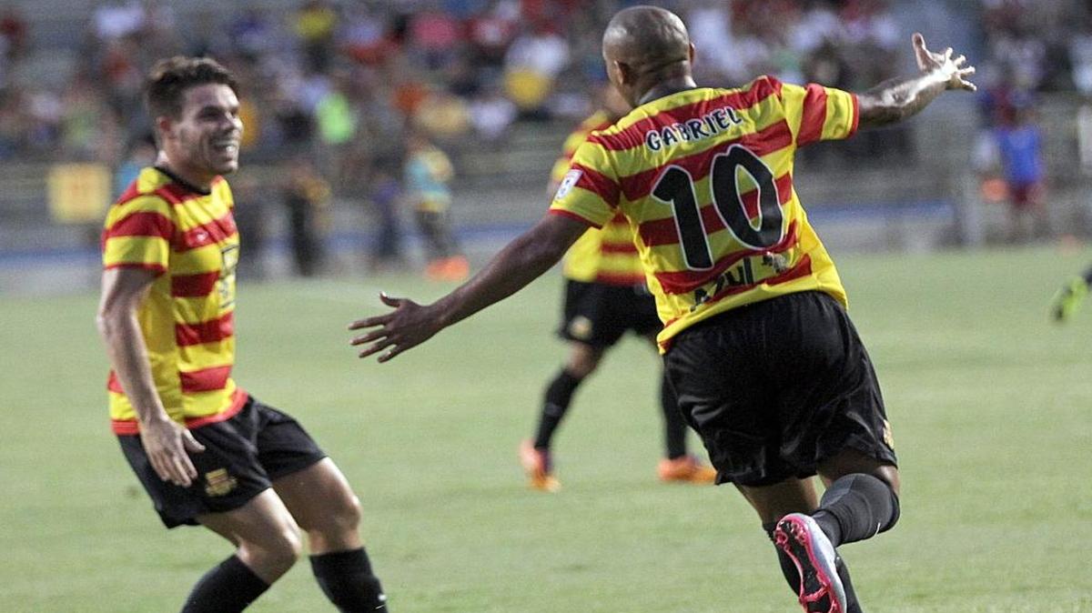 Victor Giro (izq.) y Gabriel (10) celebran un gol de los Strikers de Fort Lauderdale contra el Cosmos de Nueva York, en el Lockhart Stadium en Fort Lauderdale, el sábado 8 de agosto del 2015.