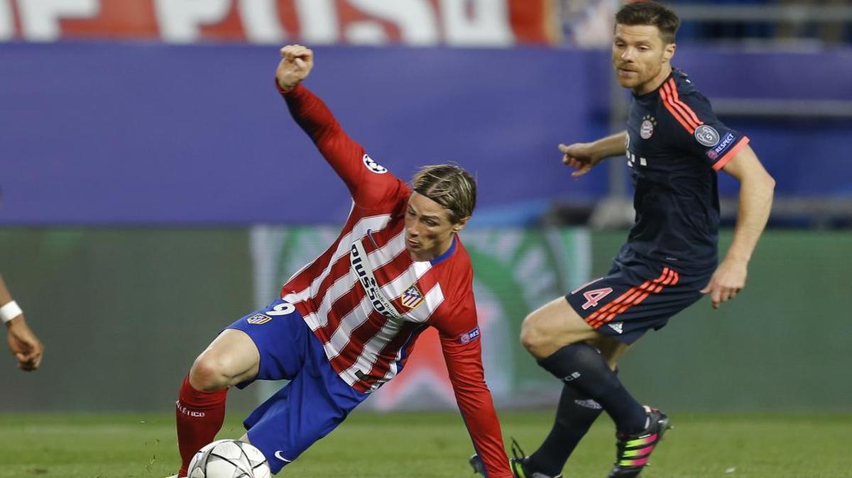 El delantero del Atlético de Madrid Fernando Torres (izq.) lucha por el balón con Xabi Alonso, del Bayern Munich, en el partido celebrado el 27 de abril del 2016 en Madrid.