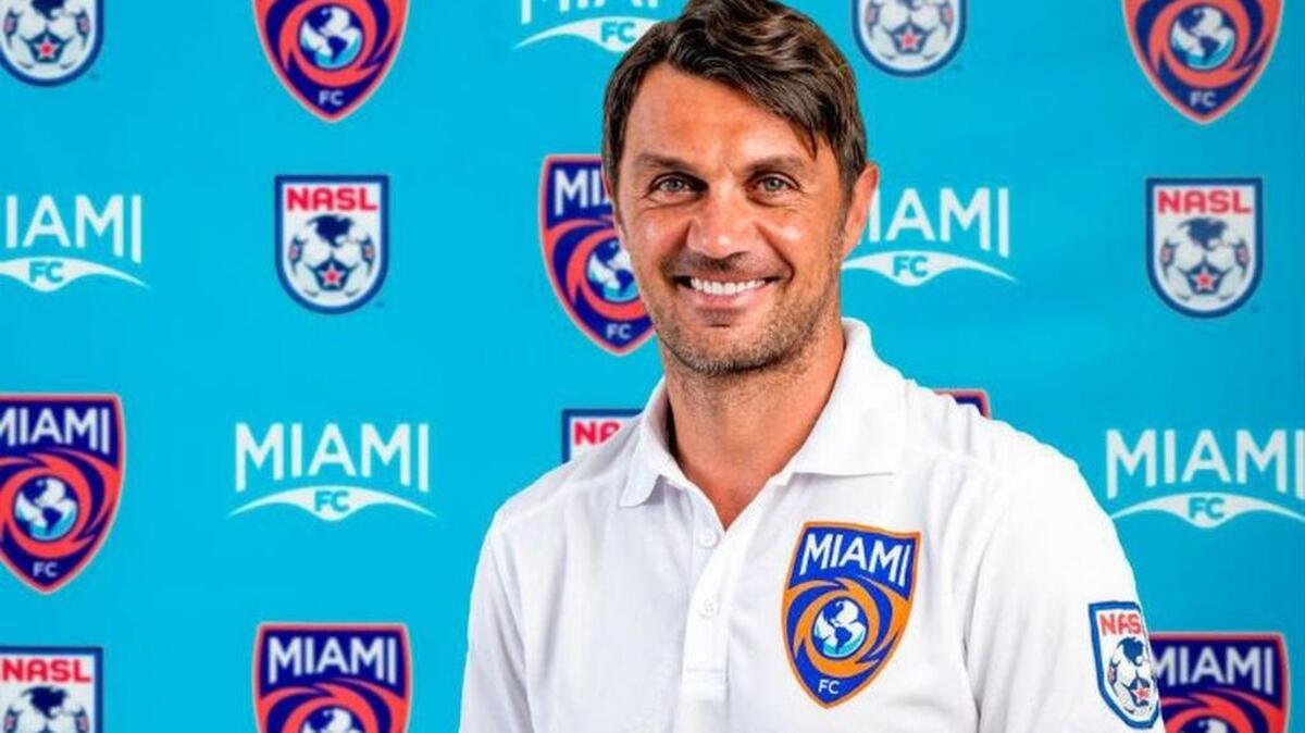 
Paolo Maldini con la nueva insignia del Miami FC.
