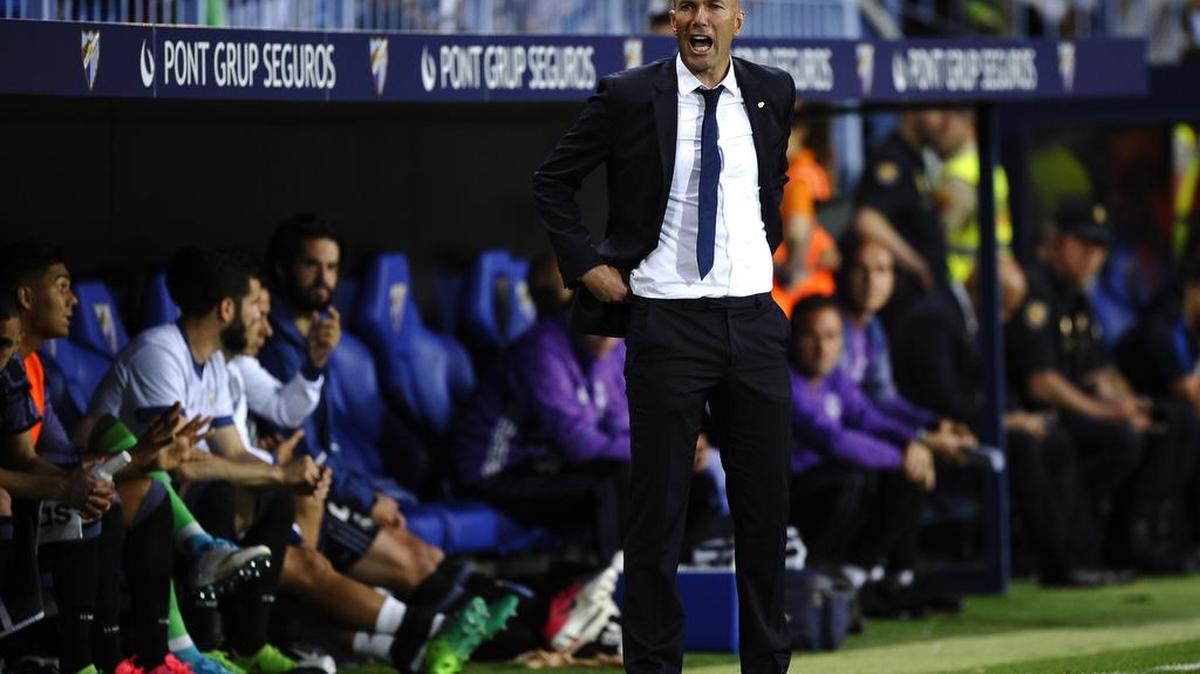 El técnico del Real Madrid Zinedine Zidane dirige a sus pupilos ante el Málaga el 21 de mayo por la liga española.