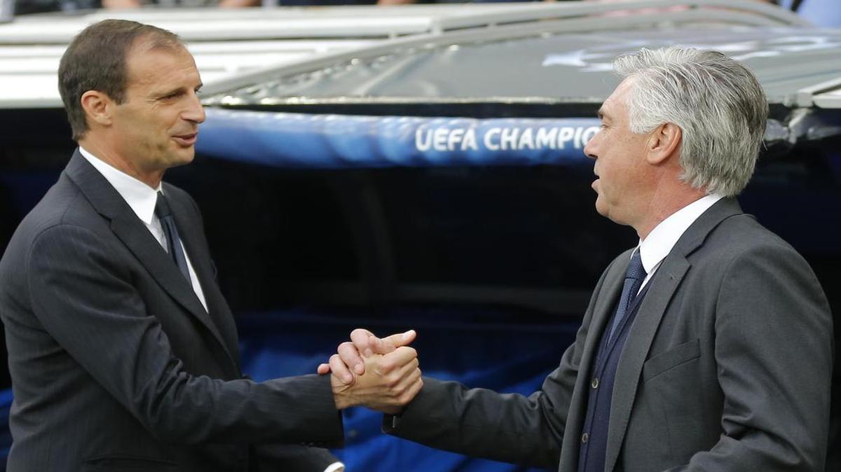 
El entrenador del Real Madrid Carlo Ancelotti (der.) saluda al coach de la Juventus Massimiliano Allegri, antes del comienzo del partido, el miércoles 13 de mayo del 2015.
