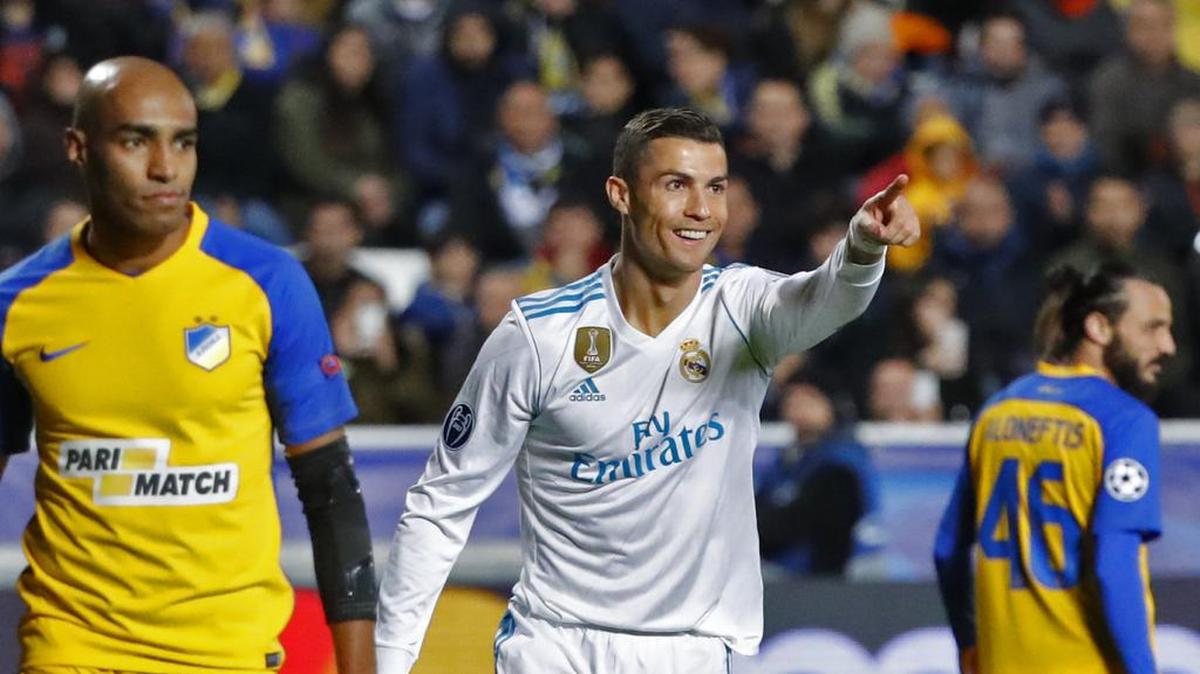 Cristiano Ronaldo (der.) celebra tras anotar un gol por el Real Madrid ante el Apoel, en el partido celebrado el 21 de noviembre del 2017 en Nicosia, Chipre.