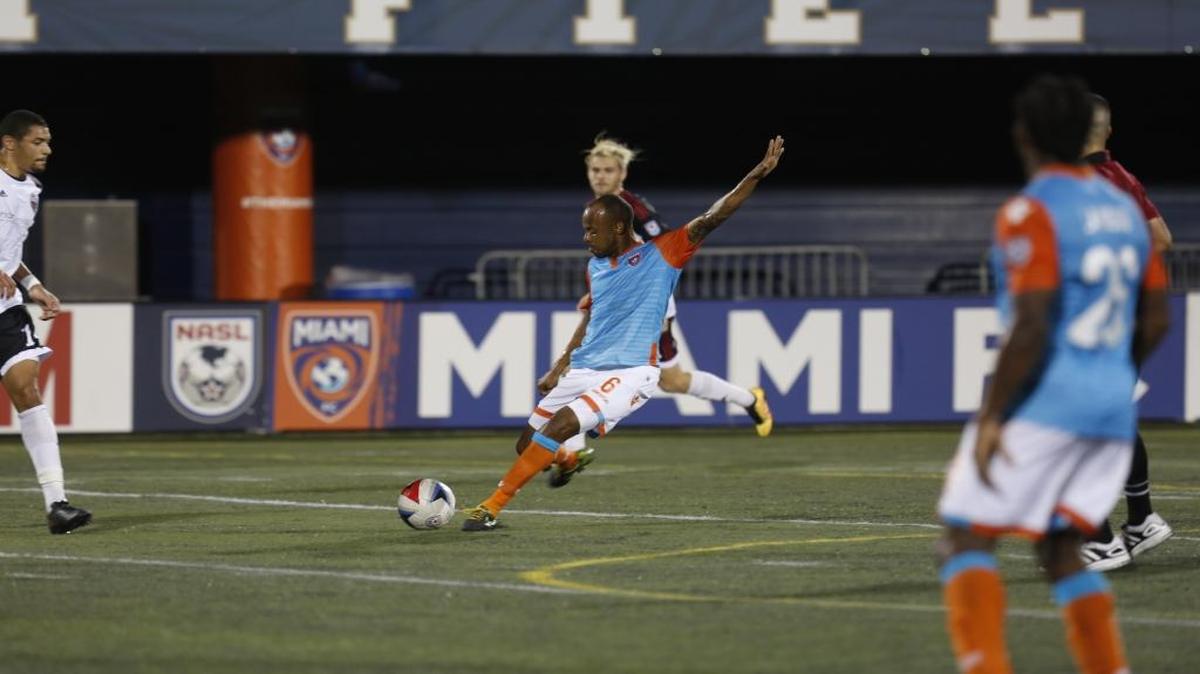 Ariel Martínez remata en un partido por el campeonato de la NASL en la temporada pasada.