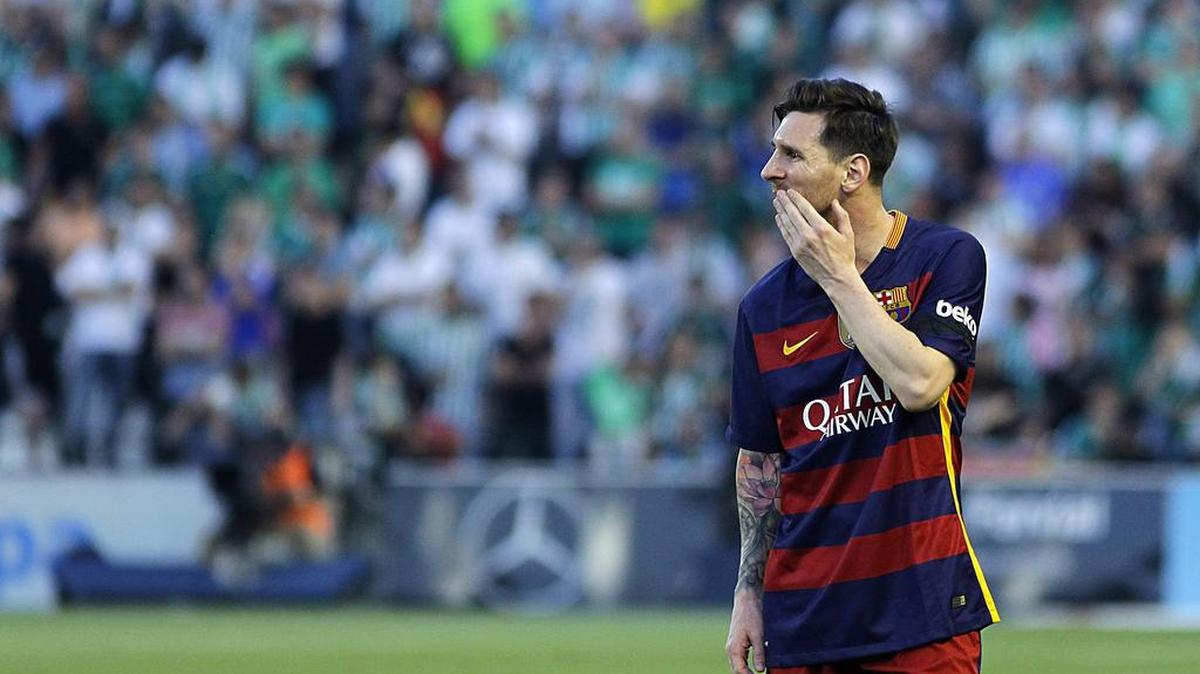 El delantero argentino del FC Barcelona Leo Messi, durante el partido de Liga en Primera División ante el Betis que están disputando esta noche en el estadio Benito Villamarín, en Sevilla.