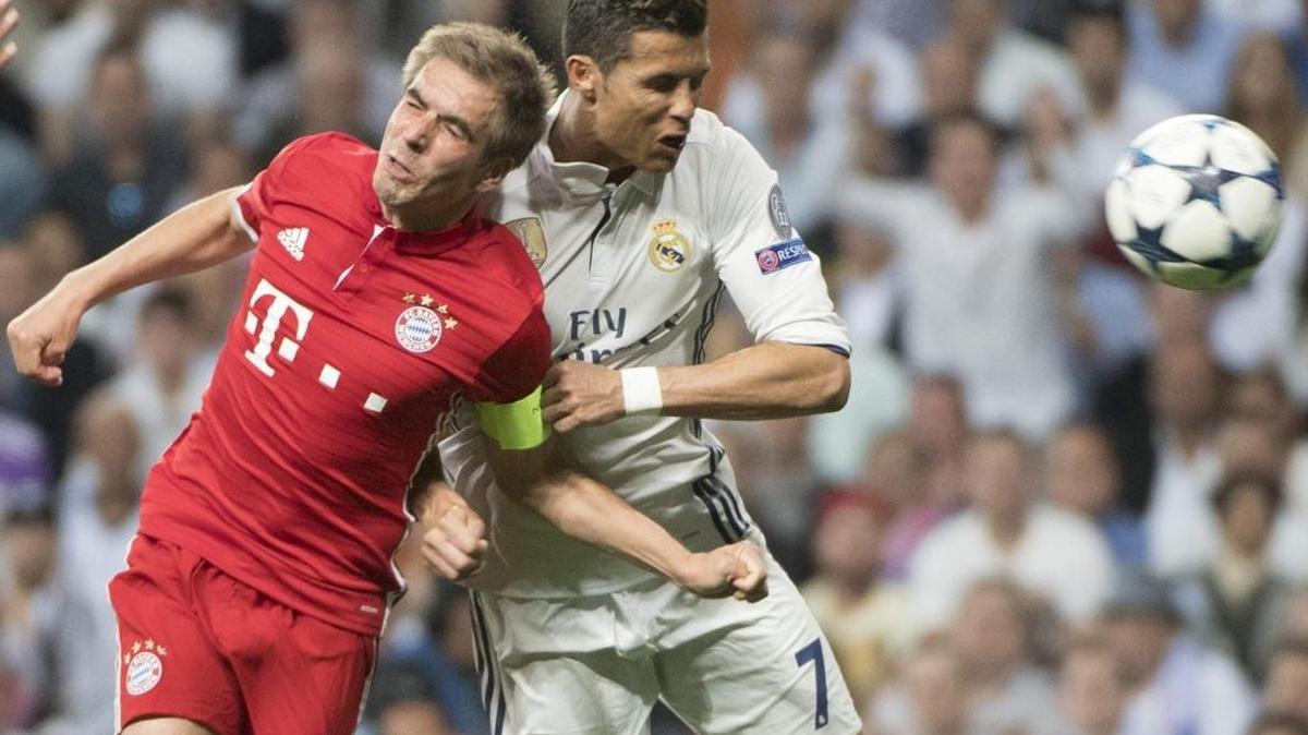 Cristiano Ronaldo le gana la partida al defensa del Bayern Munich Philipp Lahm (izq.) y anota de cabeza el primer gol del Real Madrid, el martes, en el partido de vuelta por Liga de Campeones.