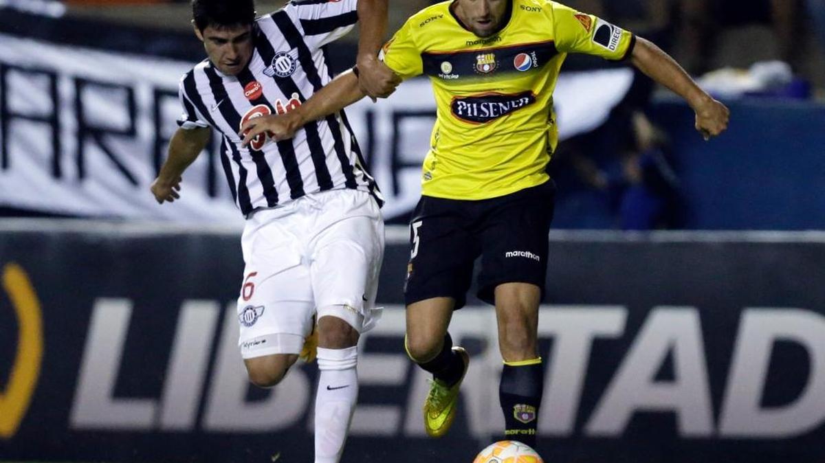 Brahian Alemán (der.), del Barcelona de Ecuador, enfrenta a Mario Salvidar, de Libertad, en abril del 2015.