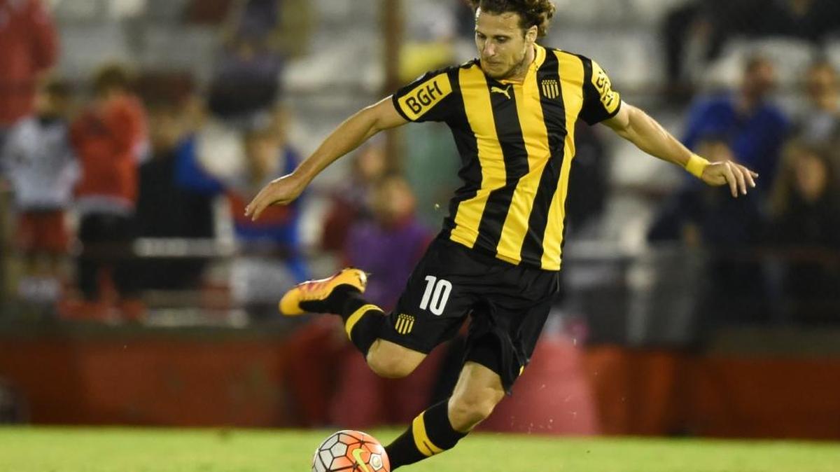 El uruguayo Diego Forlán, del Peñarol, dispara a la portería de Huracán en el empate 0-0 en Buenos Aires.