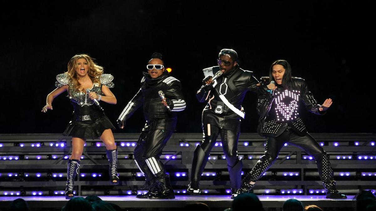 La banda Black Eyed Peas durante su actuación en el medio tiempo del Super Bowl XLV, el 6 de febrero del 2001 en el Cowboys Stadium, de Dallas.