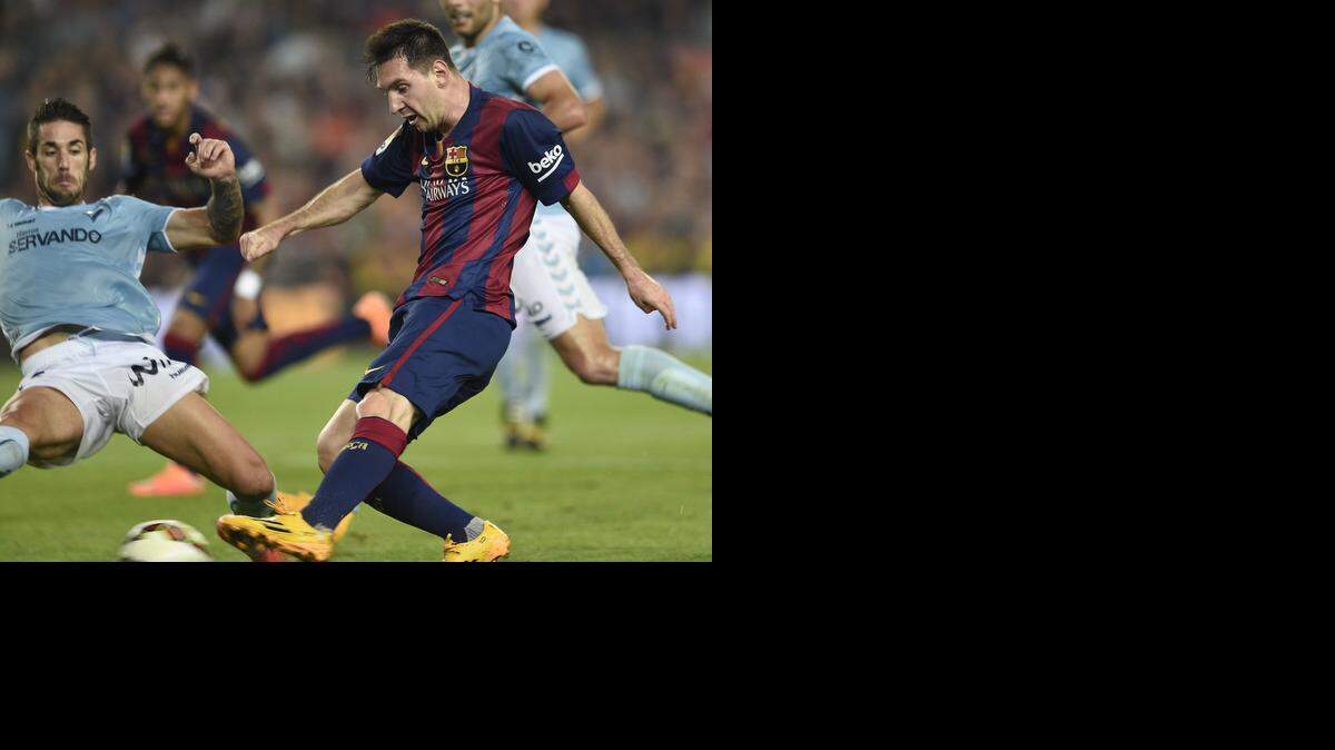 
Lionel Messi dispara para anotar uno de los goles del Barcelona sobre el Eibar, el sábado en el Camp Nou.
