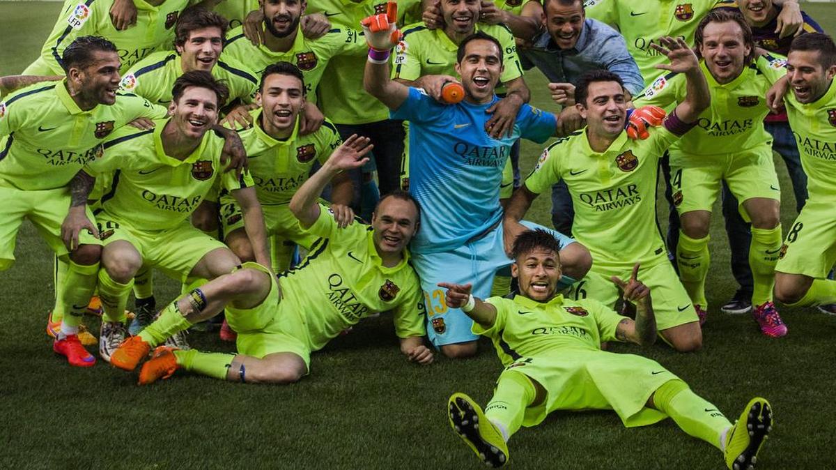 
Los jugadores del Barcelona celebran tras ganar el título de la liga española al superar 1-0 al Atlético de Madrid, el domingo 17 de mayo del 2015.
