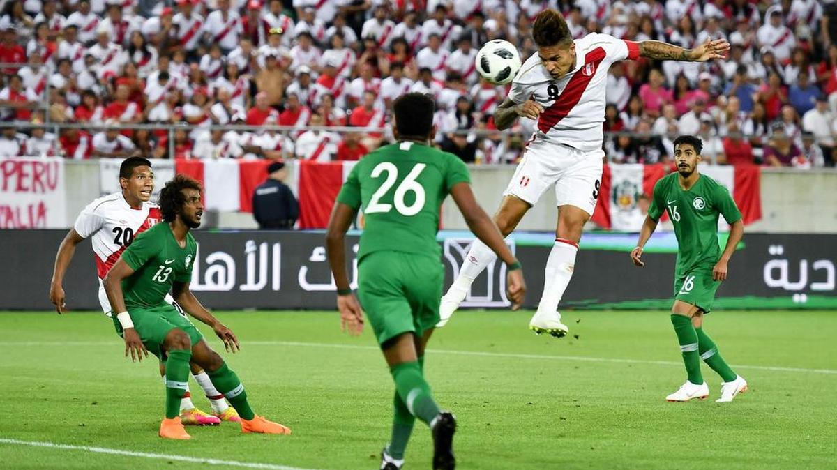 Paolo Guerrero (centro) anotó dos goles por Perú en el partido amistoso ante Arabia Saudita, efectuado el 3 de junio de 2018 en St. Gallen, Suiza.