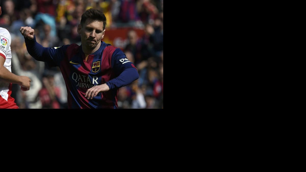 
El delantero argentino del Barcelona Lionel Messi celebra tras anotar durante el partido de fútbol de la liga española entre FC Barcelona vs Rayo Vallecano de Madrid en el estadio Camp Nou en Barcelona el 8 de marzo de 2015. El Barcelona ganó 6-1 con triplete de Messi y dos goles de Luis Suárez y otro de Pique. Con la victoria, Barça es el nuevo puntero de La Liga. 
