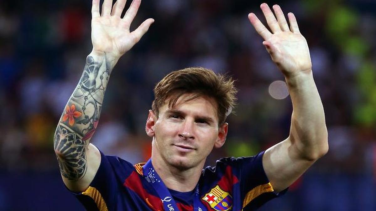 
Lionel Messi saluda al público en Tiflis, Georgia, tras el triunfo de Barcelona ante el Sevilla en la Supercopa de Europa, el 11 de agosto del 2015.
