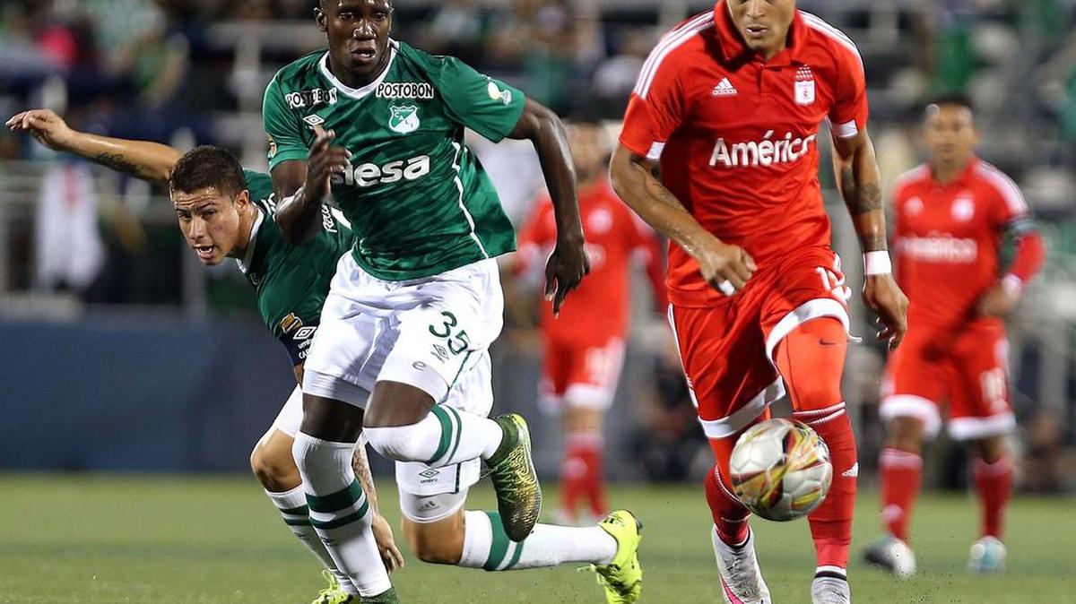 Kevin Balanta (izq.), del Deportivo Cali, en un choque contra el América de Cali, el 16 de enero en Miami.