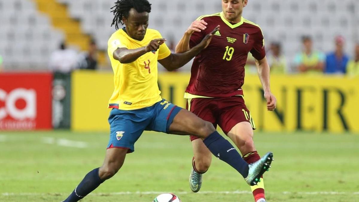 Juan Carlos Paredes (izq.), de Ecuador, lucha por la bola con Christian Santos, de Venezuela, en las eliminatorias para el Mundial del 2018, en Puerto Ordaz, Venezuela, el martes 17 de noviembre del 2015.